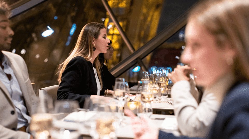 エッフェル塔ディナーまたはランチ・エクスペリエンス2025