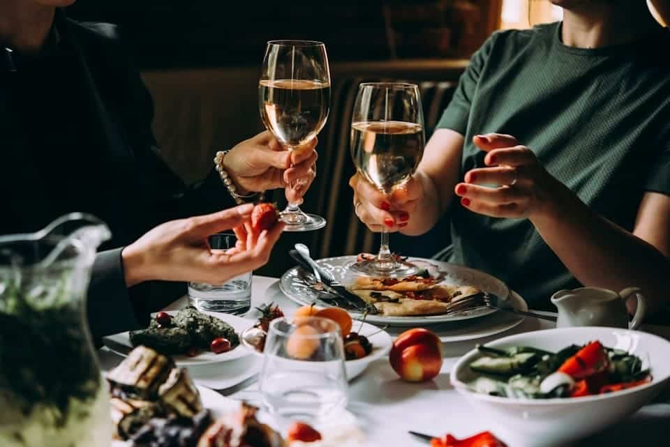 エッフェル塔ディナーまたはランチ・エクスペリエンス2025